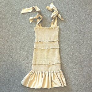 Good condition mini dress with stretch and ruffling. Taupe color. Super cute.